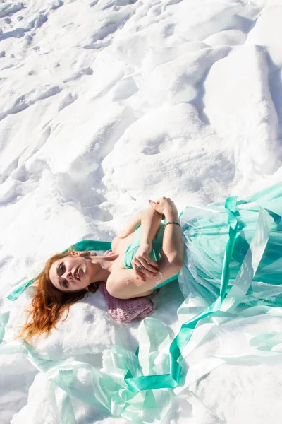 Rothaariges Mädchen Abendkleid Liegt Auf Dem Schneebedeckten Eis Des Baikalsees — Stockfoto