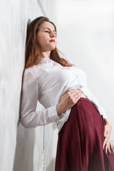 Menina Uma Camisa Branca Fica Encostado Contra Parede — Fotografia de Stock