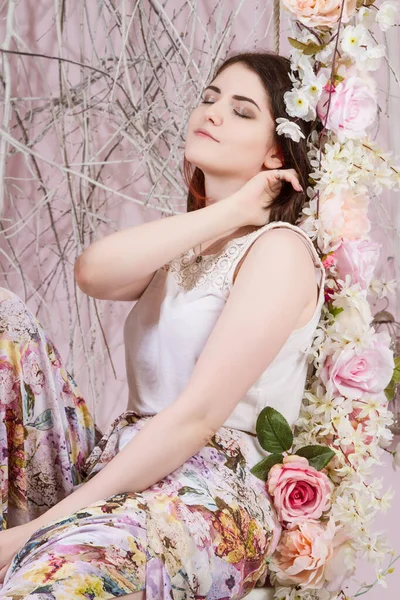 Flicka Sitter Gunga Dekorerad Med Blommor — Stockfoto