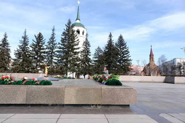 Mujer Solitaria Encuentra Plaza Junto Llama Eterna Irkutsk —  Fotos de Stock