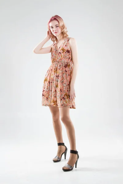 Junge Blondine Kurzen Sommerkleid Studioporträt Auf Weißem Hintergrund — Stockfoto