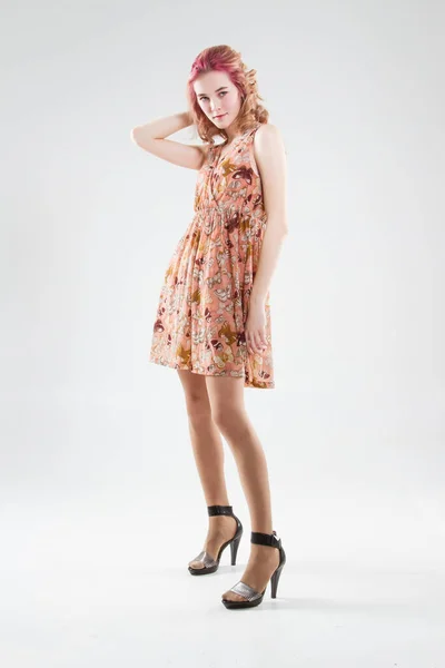 Junge Blondine Kurzen Sommerkleid Studioporträt Auf Weißem Hintergrund — Stockfoto