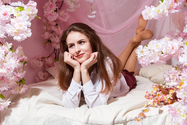 Fiatal Lány Fekszik Ágyon Díszített Virágok — Stock Fotó