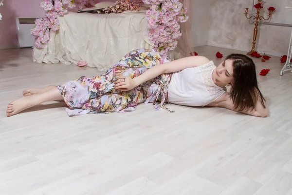 Menina Pijama Jaz Chão Quarto Junto Cama Decorada Com Flores — Fotografia de Stock