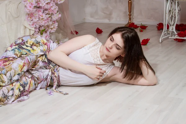 Mädchen Schlafanzug Liegt Auf Dem Boden Schlafzimmer Neben Dem Bett — Stockfoto