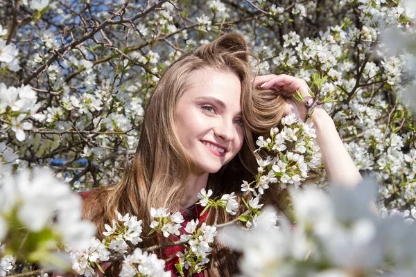 Joyeux Jeune Fille Parmi Les Branches Pommier Fleurs — Photo