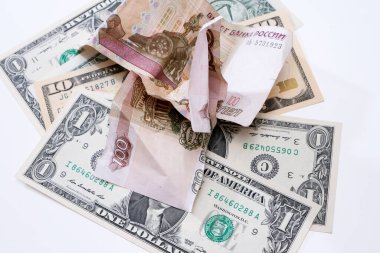 Buruşmuş ruble banknotlar Amerikan doları.