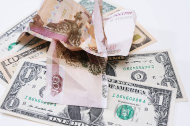 Buruşmuş ruble banknotlar Amerikan doları.
