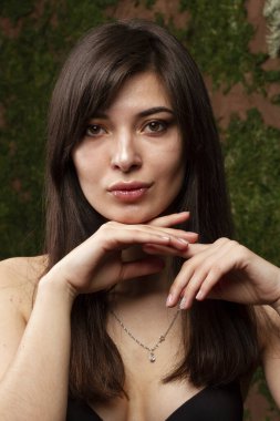 Parlak makyajlı genç bir kızın stüdyo portresi