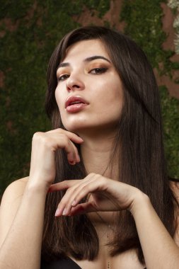 Parlak makyajlı genç bir kızın stüdyo portresi