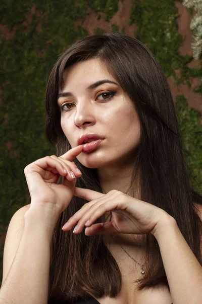 Retrato Estudio Una Joven Con Maquillaje Brillante —  Fotos de Stock