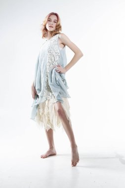 Elbiseli sarışın. Beyaz arkaplanda stüdyo portresi.