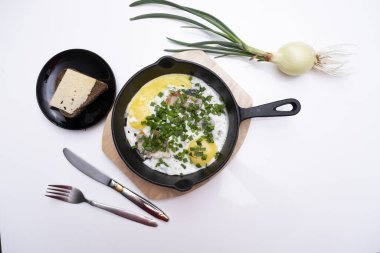 Dökme demir bir tavada kızarmış yumurta.