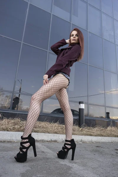 Giovane Ragazza Con Gambe Lunghe Sullo Sfondo Edificio Uffici — Foto Stock