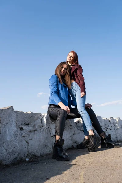 Dos Chicas Jóvenes Sobre Fondo Cielo Azul Sin Nubes — Foto de Stock