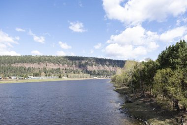 Irkut Nehri 'nin yatağı, Irkutsk Bölgesi, Şamanka köyünün yakınlarında..