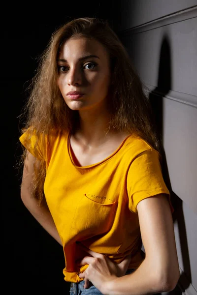 Jeune Fille Dans Shirt Jaune Dans Une Pièce Sombre — Photo