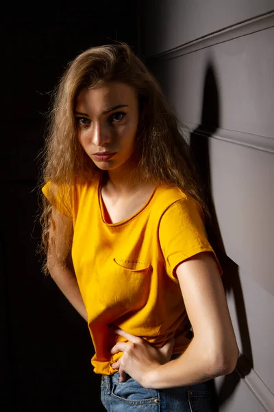 Девушка Жёлтой Футболке Тёмной Комнате — стоковое фото