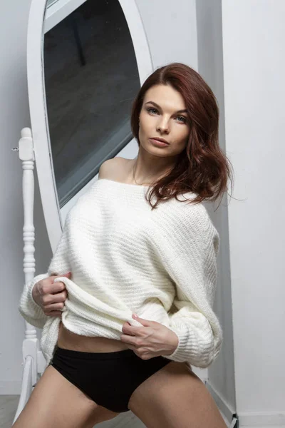 Pige Hvid Sweater Leggings Udgør Rum Foran Spejl - Stock-foto