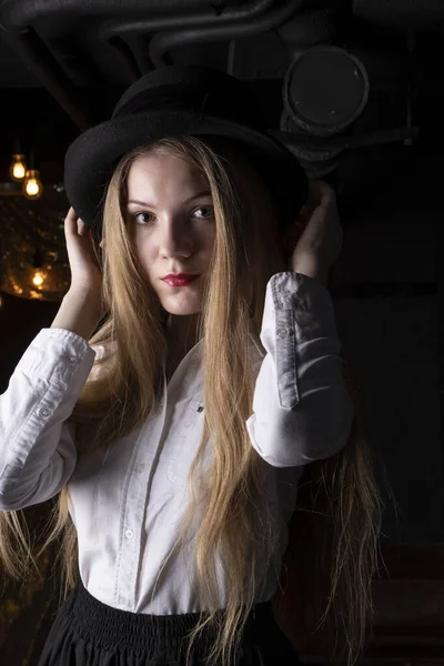 Blond Een Zwarte Hoed Een Wit Shirt Een Donkere Kamer — Stockfoto