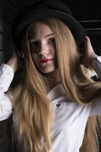 Blonde Black Hat White Shirt Dark Room — Stock Photo, Image