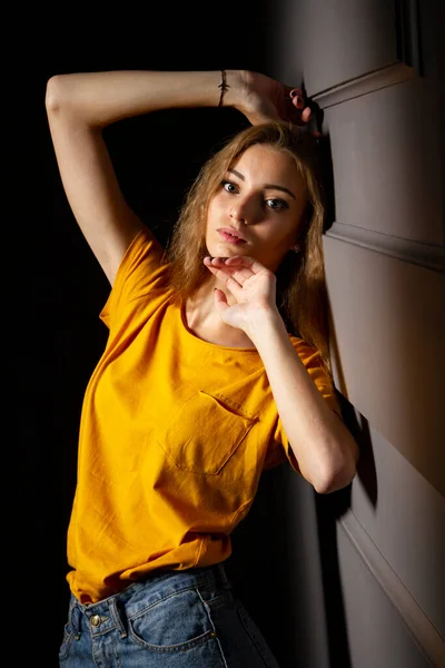 Girl Yellow Shirt Dark Room — Stock Photo, Image