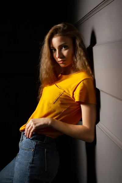 Chica Una Camiseta Amarilla Una Habitación Oscura — Foto de Stock
