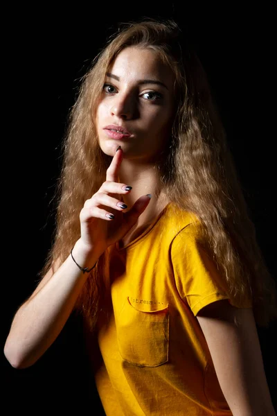 Mädchen Gelben Shirt Einem Dunklen Raum — Stockfoto