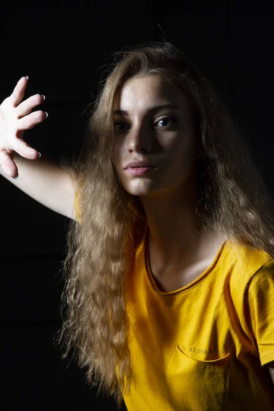 Girl Yellow Shirt Dark Room — Stock Photo, Image