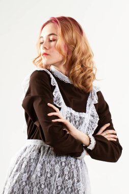 Okul üniformalı sarışın. Beyaz arkaplanda stüdyo portresi