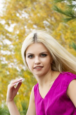 Sonbahar ormanında, hafif bir yazın sarışını