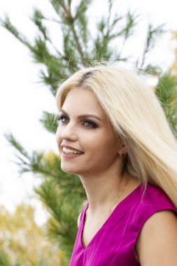 Sonbahar ormanında, hafif bir yazın sarışını