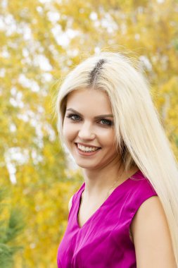 Sonbahar ormanında, hafif bir yazın sarışını