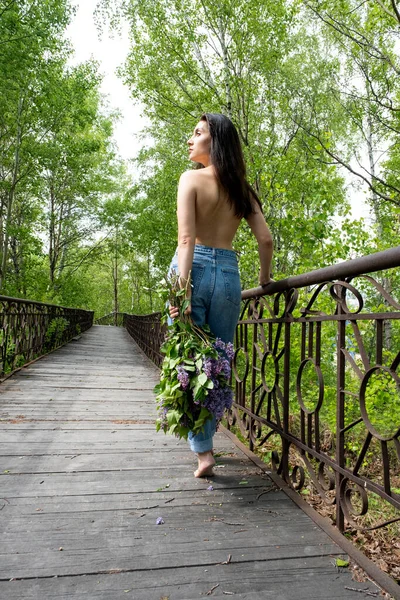 Young Girl Bouquet Lilacs Foot Bridge — Stock Photo, Image