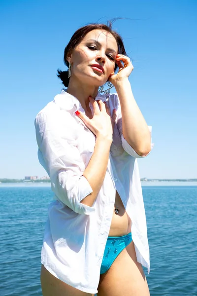 Menina Jovem Uma Camisa Homem Branco Lago — Fotografia de Stock