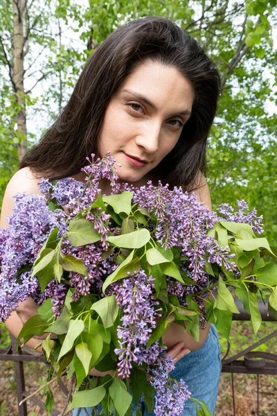 Young Girl Stands Pedestrian Bridge Holds Bouquet Lilacs — Stock Photo, Image