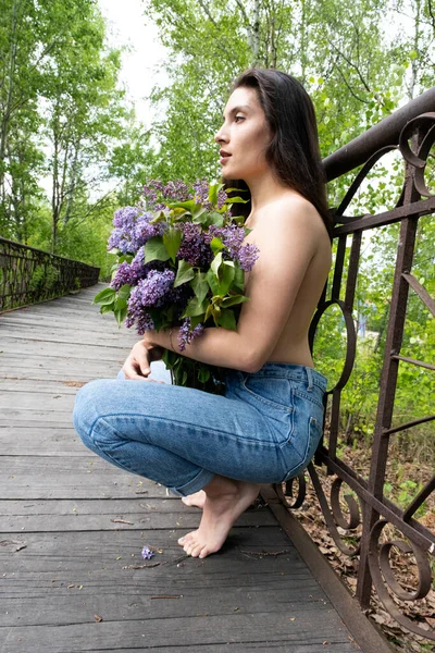 Ragazza Chiude Seni Nudi Con Mazzo Lilla — Foto Stock