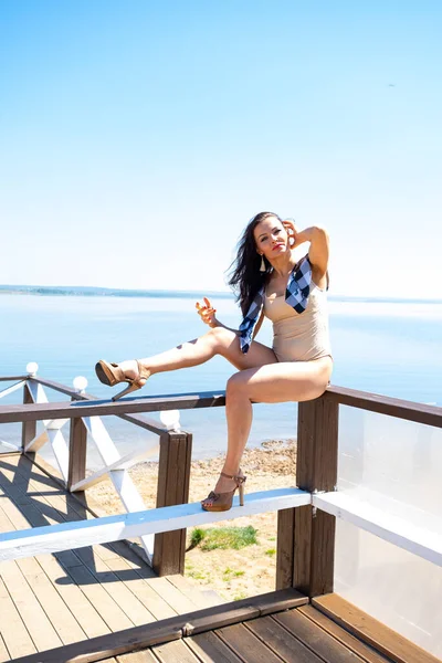 Mädchen Badeanzug Und Stöckelschuhen Auf Der Terrasse Meer — Stockfoto