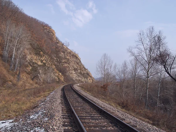 Ferrocarril en una ladera de montaña — Foto de Stock