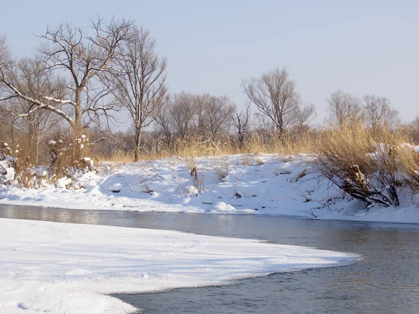 Küçük küçük nehir kış