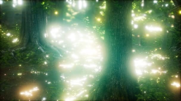 Glühwürmchen fliegen im Wald
