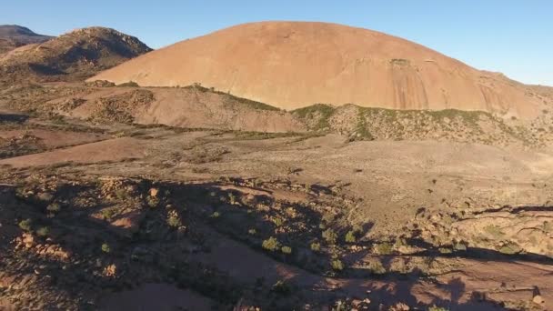 Luchtfoto van een granieten rots - Zuid-Afrika — Stockvideo