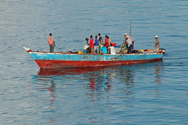 Barco de pesca no porto - Zanzibar — Fotografia de Stock