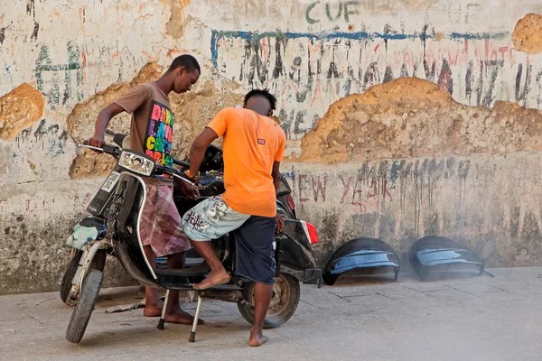 Men working on motorcycle - Zanzibar — Stock Photo, Image