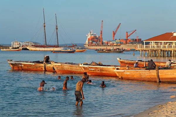 Barcos de madeira no porto - Zanzibar — Fotografia de Stock