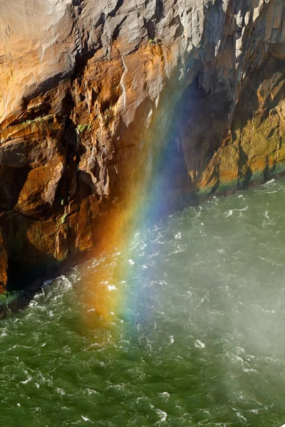Regenboog in verneveld water — Stockfoto