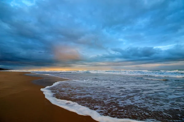 Морський пейзаж на заході сонця — стокове фото