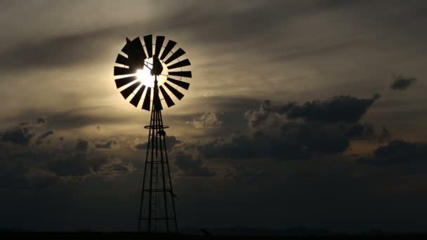 Mulino a vento contro un sole che tramonta — Video Stock