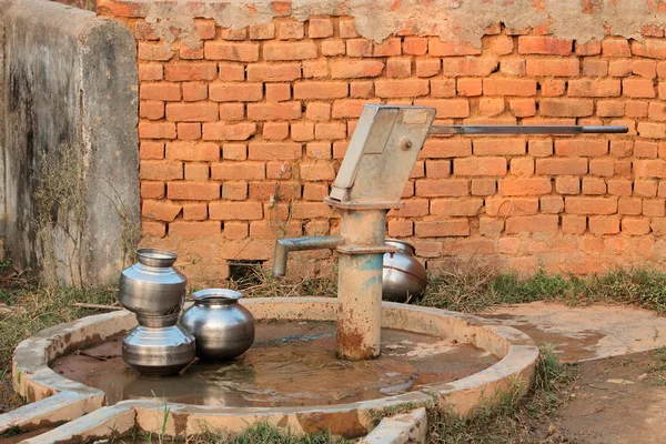Handbetriebene Wasserpumpe — Stockfoto