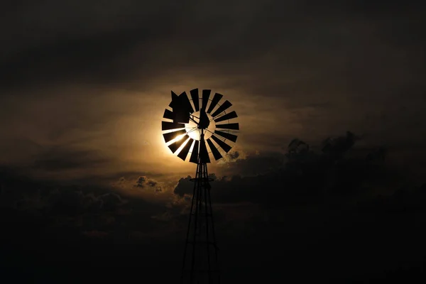 Mulino a vento contro un sole che tramonta — Foto Stock